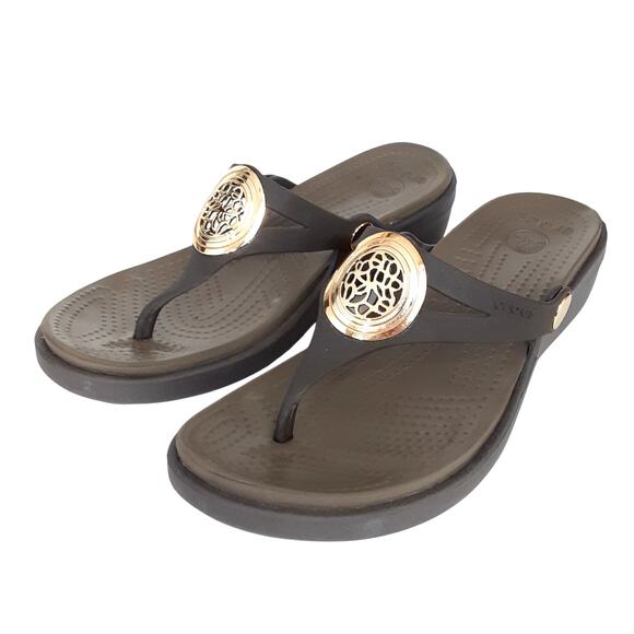 Crocs Sanrah Thong Sandals Gold Medallion Flip Flops Brown Womens 7 Dress Shoes - Picture 2 of 9